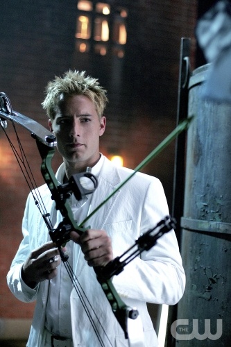 TheCW Staffel1-7Pics_87.jpg - "Sneeze"--Justin Hartley as  Oliver Queen (aka The Green Arrow)  in SMALLVILLE on The CW. Photo: Michael Courtney/The CW. ©2006 The CW Network LLC. All Rights Reserved